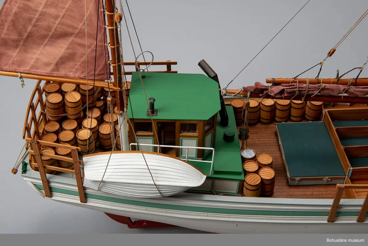 Modell av fiskebåten LL 491 RUDOLF.
Engelsk kutter utrustad för Islandsfiske som det tedde sig på 1930–1940-talet. 
Skala 1:25.
Signerad: Rudolf Bengt Pettersson, 2011.
Detaljrik och ytterst välgjord modell.