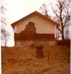 Lillhärad sn, Västerås.
Slagårda 1:1, Slagårda herrgård.
Lillstuga. Södra sidan, med källardörr i stengrunden. 1974.