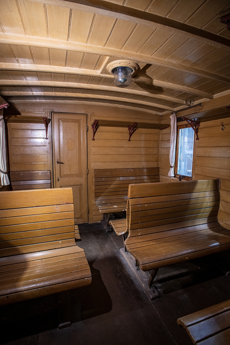 Personvagn SJ BC 486, f.d. SJ C6 486.
I gott avställningsskick som omodern äldre vagn något återställd till utförande som kombinerad före 1923. Rödbrunt ytskikt från ommålning efter att färgsystemet vid SJ gjordes om 1924. Plattformar i båda vagnsändar.

Andraklassdelen upptar 3/5 av vagnen och består av två kupéer för sammanlagt 12 personer, korridor och klosettrum. Korridoren är klädd med panel och ådringsmålad invändigt i ljus ekimitation. Det är skjutdörrar till andraklasskupéerna och en dörr in till tredje klass. Väggarna i andraklasskupéerna är klädda med brunblommig vaxduk och i taket sitter en ljus prickig vaxduk, samt stearinljusbelysning och blå nattskärmar av tunt fint kläde. Sofforna är väggfasta, med svarvade ben och klädda med tigermönstrad mokett (yllesammet med kort lugg), stoppade med tagel och har möbelsnoddar längs med kanter och sömmar.
Ovanför sofforna sitter hatthyllor med vitmålade gjutjärnskonsoler och snörnät. Under sofforna sitter värmeelement eller någon form av tilluftsflöde och över fönstren finns ventiler. Det är olika fönsterremmar i olika kupéer och i korridoren, vävda, av läder och av textil. Samtliga golv i andra klass och tredje klass är av brun linoleum. Golvet är skarvat på flera ställen. I korridoren sitter en svart tavla för anslag. Klosettrummet har en toalett med trälock och en pissoar. Utanför klosettrummet sitter ett karaffställ av trä på väggen för en karaff och två glas.

Tredjeklassdelen består av en dubbelkupé för 18 personer, utan mellanvägg men med öppning för passerande. Tredjeklassdelen har till skillnad från andra klass endast ett fönster mellan varje soffpar. Sofforna är utförda som spjälsoffor på järnstomme. Även resgodshyllorna är av träspjälor ådringsmålad i ljus ek liksom tak och väggar. Gjutjärnskonsolerna till hatthyllorna är rödmålade. Golvet är detsamma som i övriga vagnen.  

Vita mönstervävda gardiner med SJ:s emblem.