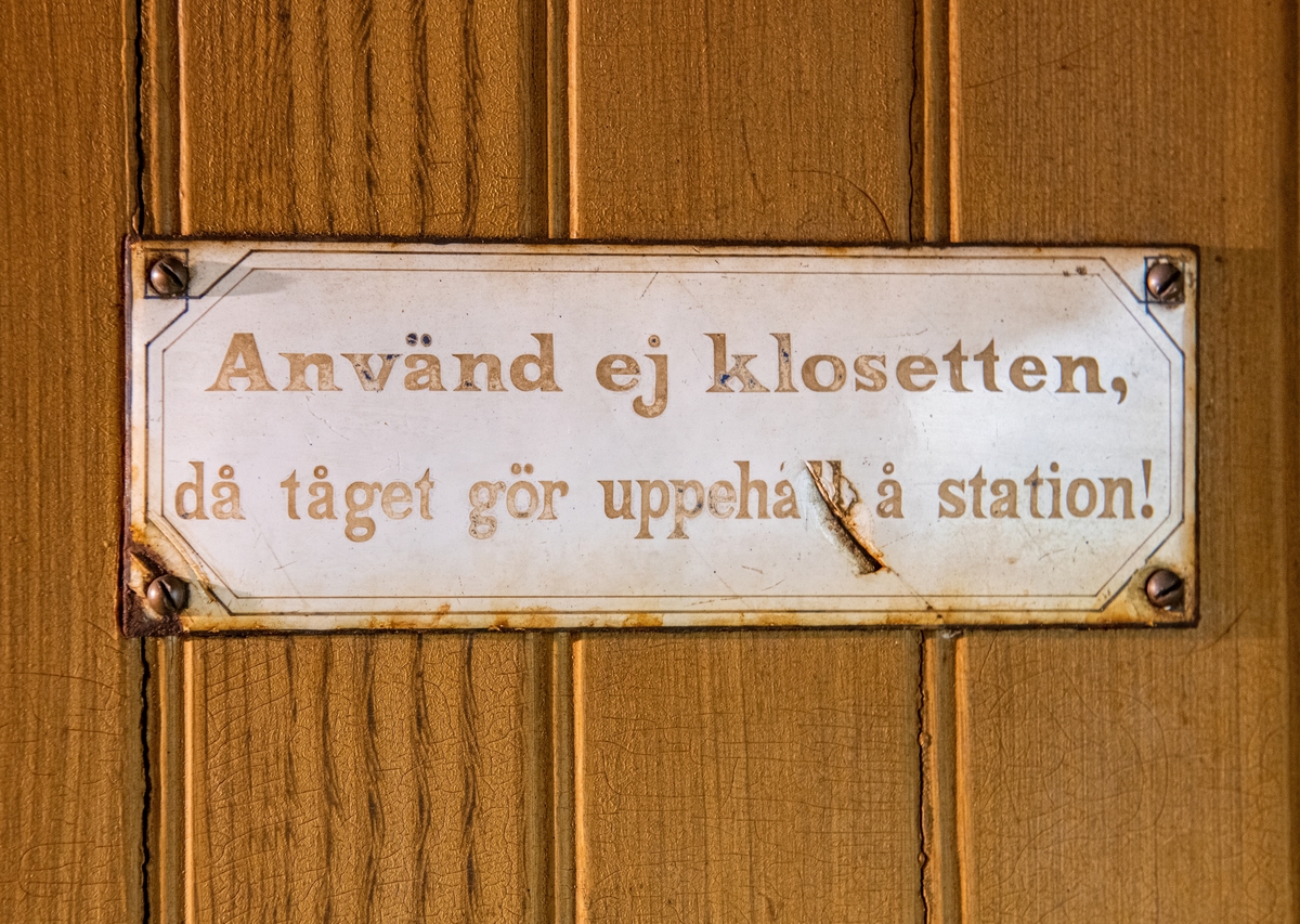 Personvagn SJ BC 486, f.d. SJ C6 486.
I gott avställningsskick som omodern äldre vagn något återställd till utförande som kombinerad före 1923. Rödbrunt ytskikt från ommålning efter att färgsystemet vid SJ gjordes om 1924. Plattformar i båda vagnsändar.

Andraklassdelen upptar 3/5 av vagnen och består av två kupéer för sammanlagt 12 personer, korridor och klosettrum. Korridoren är klädd med panel och ådringsmålad invändigt i ljus ekimitation. Det är skjutdörrar till andraklasskupéerna och en dörr in till tredje klass. Väggarna i andraklasskupéerna är klädda med brunblommig vaxduk och i taket sitter en ljus prickig vaxduk, samt stearinljusbelysning och blå nattskärmar av tunt fint kläde. Sofforna är väggfasta, med svarvade ben och klädda med tigermönstrad mokett (yllesammet med kort lugg), stoppade med tagel och har möbelsnoddar längs med kanter och sömmar.
Ovanför sofforna sitter hatthyllor med vitmålade gjutjärnskonsoler och snörnät. Under sofforna sitter värmeelement eller någon form av tilluftsflöde och över fönstren finns ventiler. Det är olika fönsterremmar i olika kupéer och i korridoren, vävda, av läder och av textil. Samtliga golv i andra klass och tredje klass är av brun linoleum. Golvet är skarvat på flera ställen. I korridoren sitter en svart tavla för anslag. Klosettrummet har en toalett med trälock och en pissoar. Utanför klosettrummet sitter ett karaffställ av trä på väggen för en karaff och två glas.

Tredjeklassdelen består av en dubbelkupé för 18 personer, utan mellanvägg men med öppning för passerande. Tredjeklassdelen har till skillnad från andra klass endast ett fönster mellan varje soffpar. Sofforna är utförda som spjälsoffor på järnstomme. Även resgodshyllorna är av träspjälor ådringsmålad i ljus ek liksom tak och väggar. Gjutjärnskonsolerna till hatthyllorna är rödmålade. Golvet är detsamma som i övriga vagnen.  

Vita mönstervävda gardiner med SJ:s emblem.
