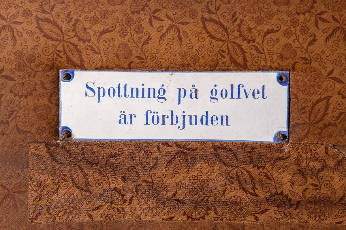 Personvagn SJ BC 486, f.d. SJ C6 486.
I gott avställningsskick som omodern äldre vagn något återställd till utförande som kombinerad före 1923. Rödbrunt ytskikt från ommålning efter att färgsystemet vid SJ gjordes om 1924. Plattformar i båda vagnsändar.

Andraklassdelen upptar 3/5 av vagnen och består av två kupéer för sammanlagt 12 personer, korridor och klosettrum. Korridoren är klädd med panel och ådringsmålad invändigt i ljus ekimitation. Det är skjutdörrar till andraklasskupéerna och en dörr in till tredje klass. Väggarna i andraklasskupéerna är klädda med brunblommig vaxduk och i taket sitter en ljus prickig vaxduk, samt stearinljusbelysning och blå nattskärmar av tunt fint kläde. Sofforna är väggfasta, med svarvade ben och klädda med tigermönstrad mokett (yllesammet med kort lugg), stoppade med tagel och har möbelsnoddar längs med kanter och sömmar.
Ovanför sofforna sitter hatthyllor med vitmålade gjutjärnskonsoler och snörnät. Under sofforna sitter värmeelement eller någon form av tilluftsflöde och över fönstren finns ventiler. Det är olika fönsterremmar i olika kupéer och i korridoren, vävda, av läder och av textil. Samtliga golv i andra klass och tredje klass är av brun linoleum. Golvet är skarvat på flera ställen. I korridoren sitter en svart tavla för anslag. Klosettrummet har en toalett med trälock och en pissoar. Utanför klosettrummet sitter ett karaffställ av trä på väggen för en karaff och två glas.

Tredjeklassdelen består av en dubbelkupé för 18 personer, utan mellanvägg men med öppning för passerande. Tredjeklassdelen har till skillnad från andra klass endast ett fönster mellan varje soffpar. Sofforna är utförda som spjälsoffor på järnstomme. Även resgodshyllorna är av träspjälor ådringsmålad i ljus ek liksom tak och väggar. Gjutjärnskonsolerna till hatthyllorna är rödmålade. Golvet är detsamma som i övriga vagnen.  

Vita mönstervävda gardiner med SJ:s emblem.