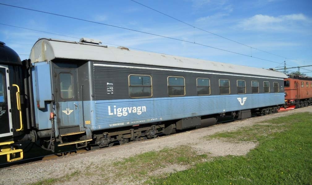 Liggvagn, ombyggd från andra klass personvagn, SJ BC2T nr 3566. Stålvagn med svetsad, självbärande korg.
Lackerades rödbrun 2014 som den såg ut i 1975 års utförande.

Platser: 48 liggplatser eller 64 sittplatser

Högsta tillåtna hastighet: 160 km/h

BC2T är en beteckning (littera på jvg-språk) på vagnstypen och betyder:
BC = Liggvagn
2 = Modell 2 i ”BC-familjen”, vilket har med inredningen att göra
T = Vagnen var försedd med vacuumtoalett när den var nyombyggd, och det markerades genom ett T
3566 är vagnens individnummer

EVN: 50 74 59 73 688-4.
MD-boggier.