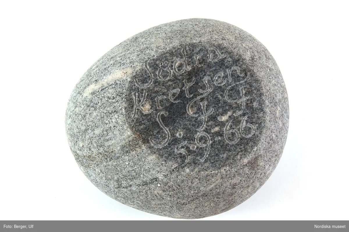 Oval slät sten, med en oval platt slipad  yta med inskription "Södra Kretsen S.F.F. 5.9 -66"
/Leif Wallin 2015-02-26