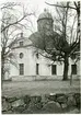 Kung Karl sn, Kungsör.
Exteriör av Kung Karls kyrka, med stenmur i förgrunden.