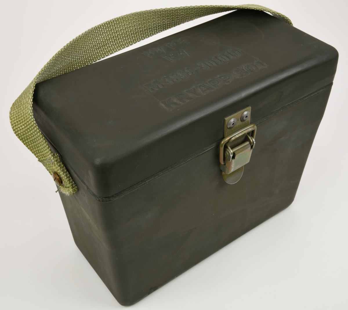 Krypteringsapparat (:1) med hölje av grönmålat aluminium i rundade former. Översidans framkant är lätt fasad och har ett avlångt fönster med alfabetet i över- och nederkant. Fönstret är till för att visa den alfabetsrulle som gav lösningen på kryptot. Under fönstret finns en svart skylt med vit text där siffrors bokstavskoder visas. På ovansidans mitt finns fem smala chifferhjul av svart bakelit i en försänkning. Hjulen är till för att ställa in chiffrets bokstäver som syns i ett fönster längst upp på apparatens ovansida. Till höger om chifferfönstret finns ett räkneverk med fyra siffror.

På apparatens framkant finns en skylt med M-nummer, serienummer och liknande och till höger ett vred av svart bakelit för att mata fram alfabetsrullen. På apparatens vänstra sida finns ett frammatningsvred av metall samt tillverkarens logotyp. På den högra sidan finns en lucka för alfabetsrullen och ett vred av bakelit för att ställa in chifferhjulaxeln. Baksidan har en större lucka för hålkortsplatsen och undersidan har små gummifötter samt en dekal med information om garantitid.

Till apparaten hör också en transportväska (:2) av formgjuten och genomfärgad gummi. Väskan är grön och har en vävd bärrem fäst med mässingsskruv. Locket är fäst med ett avlångt, nitat gångjärn och har ett låsspänne i mässing. På locket finns tre kronor och apparatens M-nummer i relief och på väskans undersida finns väskans M-nummer. Insidan av väskan är formad efter kryptoapparaten för att ge så mycket skydd som möjligt.

M-nummer: M 3858-301010
Tillverkningsnummer: 22749

Väskans M-nummer: M 7038-045010