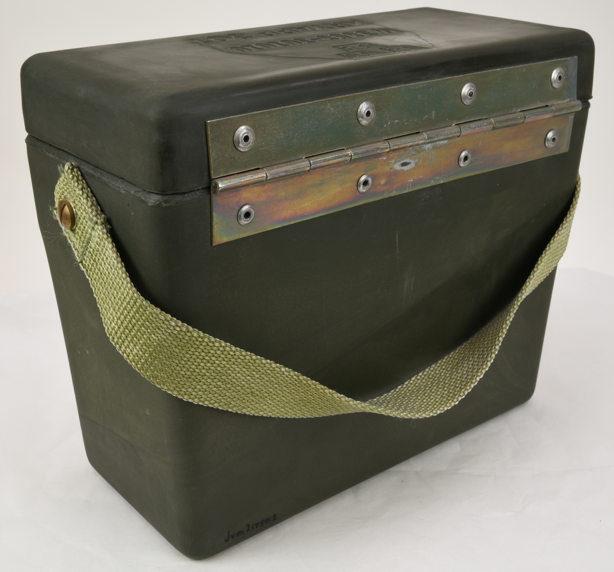 Krypteringsapparat (:1) med hölje av grönmålat aluminium i rundade former. Översidans framkant är lätt fasad och har ett avlångt fönster med alfabetet i över- och nederkant. Fönstret är till för att visa den alfabetsrulle som gav lösningen på kryptot. Under fönstret finns en svart skylt med vit text där siffrors bokstavskoder visas. På ovansidans mitt finns fem smala chifferhjul av svart bakelit i en försänkning. Hjulen är till för att ställa in chiffrets bokstäver som syns i ett fönster längst upp på apparatens ovansida. Till höger om chifferfönstret finns ett räkneverk med fyra siffror.

På apparatens framkant finns en skylt med M-nummer, serienummer och liknande och till höger ett vred av svart bakelit för att mata fram alfabetsrullen. På apparatens vänstra sida finns ett frammatningsvred av metall samt tillverkarens logotyp. På den högra sidan finns en lucka för alfabetsrullen och ett vred av bakelit för att ställa in chifferhjulaxeln. Baksidan har en större lucka för hålkortsplatsen och undersidan har små gummifötter samt en dekal med information om garantitid.

Till apparaten hör också en transportväska (:2) av formgjuten och genomfärgad gummi. Väskan är grön och har en vävd bärrem fäst med mässingsskruv. Locket är fäst med ett avlångt, nitat gångjärn och har ett låsspänne i mässing. På locket finns tre kronor och apparatens M-nummer i relief och på väskans undersida finns väskans M-nummer. Insidan av väskan är formad efter kryptoapparaten för att ge så mycket skydd som möjligt.

M-nummer: M 3858-301010
Tillverkningsnummer: 22749

Väskans M-nummer: M 7038-045010