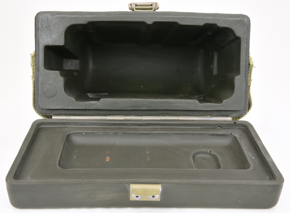 Krypteringsapparat (:1) med hölje av grönmålat aluminium i rundade former. Översidans framkant är lätt fasad och har ett avlångt fönster med alfabetet i över- och nederkant. Fönstret är till för att visa den alfabetsrulle som gav lösningen på kryptot. Under fönstret finns en svart skylt med vit text där siffrors bokstavskoder visas. På ovansidans mitt finns fem smala chifferhjul av svart bakelit i en försänkning. Hjulen är till för att ställa in chiffrets bokstäver som syns i ett fönster längst upp på apparatens ovansida. Till höger om chifferfönstret finns ett räkneverk med fyra siffror.

På apparatens framkant finns en skylt med M-nummer, serienummer och liknande och till höger ett vred av svart bakelit för att mata fram alfabetsrullen. På apparatens vänstra sida finns ett frammatningsvred av metall samt tillverkarens logotyp. På den högra sidan finns en lucka för alfabetsrullen och ett vred av bakelit för att ställa in chifferhjulaxeln. Baksidan har en större lucka för hålkortsplatsen och undersidan har små gummifötter samt en dekal med information om garantitid.

Till apparaten hör också en transportväska (:2) av formgjuten och genomfärgad gummi. Väskan är grön och har en vävd bärrem fäst med mässingsskruv. Locket är fäst med ett avlångt, nitat gångjärn och har ett låsspänne i mässing. På locket finns tre kronor och apparatens M-nummer i relief och på väskans undersida finns väskans M-nummer. Insidan av väskan är formad efter kryptoapparaten för att ge så mycket skydd som möjligt.

M-nummer: M 3858-301010
Tillverkningsnummer: 22749

Väskans M-nummer: M 7038-045010