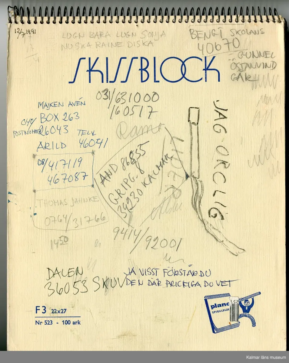 KLM 46157:484. Skissblock, papper, färg. Skissblock med vita papperssidor och omslag i vitt papper med texten "SKISSBLOCK" i blått. Innehåller anteckningar och skisser, gjorda av Raine Navin. Se foto för exempel.
