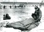 Kung Karl sn, Kungsör.
Skeppsvrak i Arbogaån.
Vid vraket 1977 (Sjöhistoriska): Dykarna Ing-Bert Westerberg och 
Lars Gillberg med skeppets akter, byggd i gran (eller furu?).