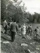 Kung Karl sn, Kungsör.
Kungsör Hembygdsförenings fornminnesutfärd den 1 juni 1957.
Män, kvinnor och barn vandrar i terrängen.