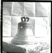 Kung Karl sn, Kungsör.
Malmklocka från 1760, vid Reutersbergs gård, 1947.