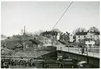 Kung Karl sn, Kungsör.
Järnvägsbron med kvarteren Gjutaren och Drotten i bakgrunden.