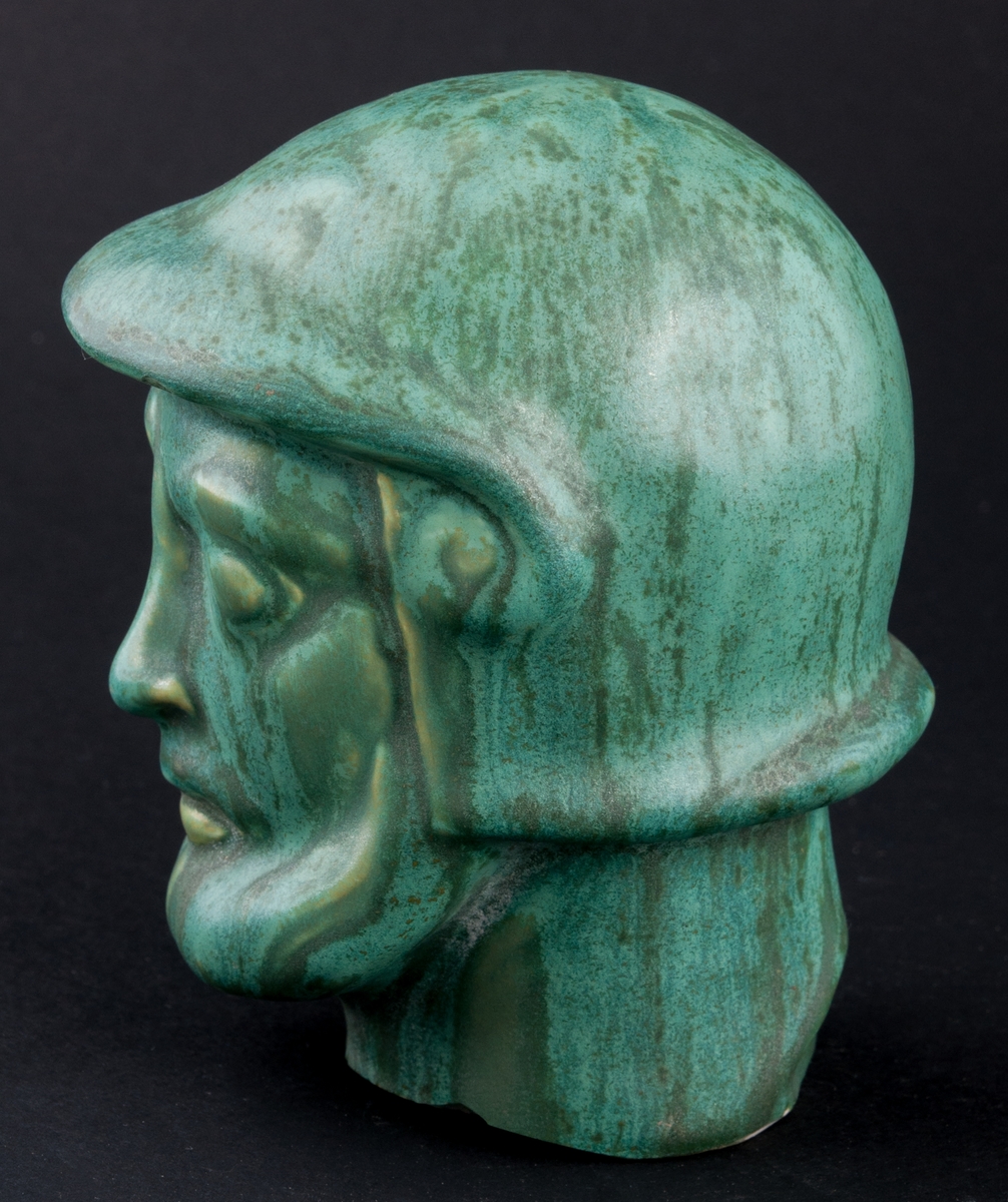 Figurin i form av ett huvud, mansfigur, med glasyr 1777. Formgiven av konstnär och skulptör Ivar Johnsson som utförde några alster till Gefle Porslin.