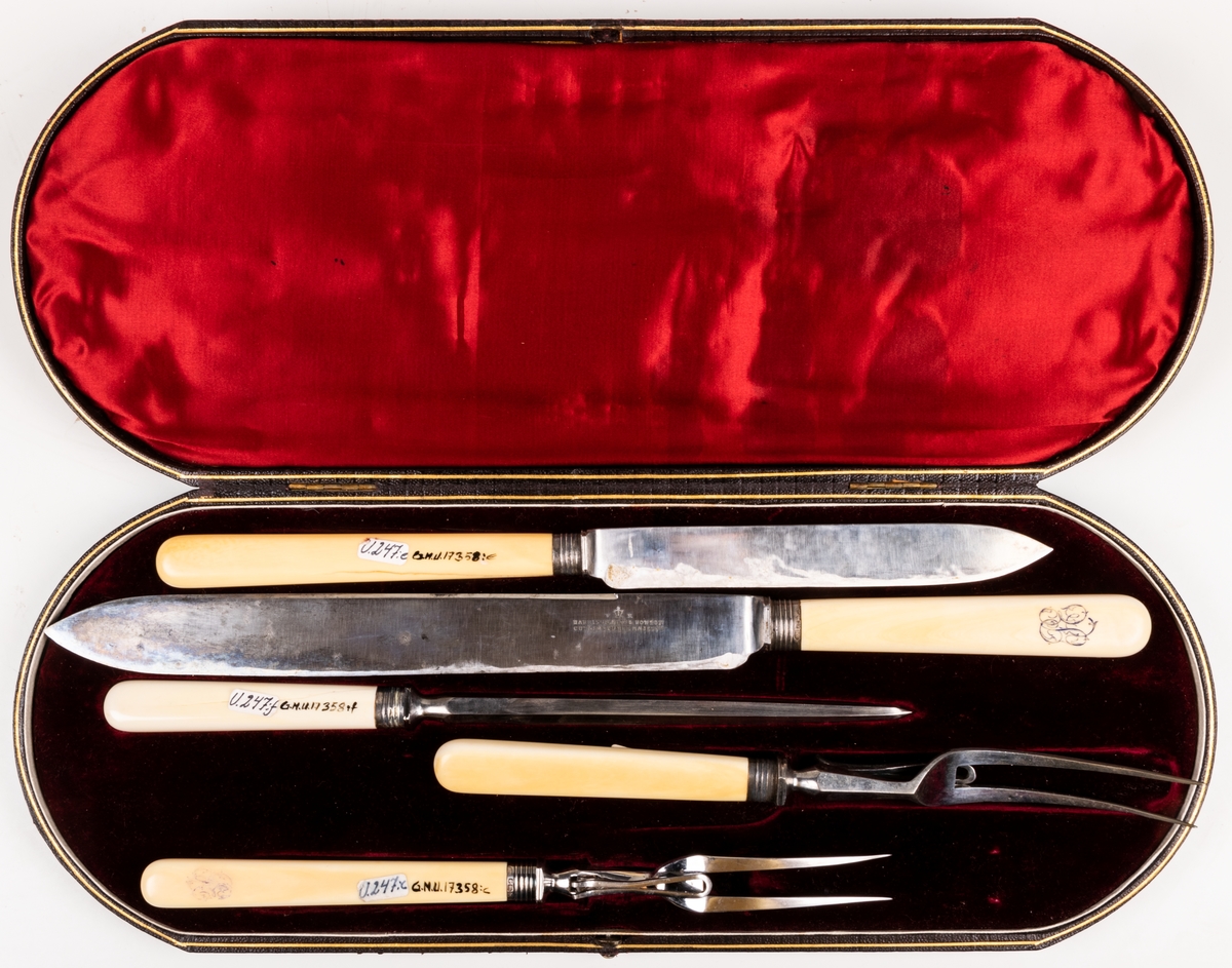 Stekgarnityr i svart fodral med initialerna P.E. i guld. Skaft med snirkligt monogram. Stämpel "V R".

Harrison Bros & Hovsson Cutlers to her Majesty.