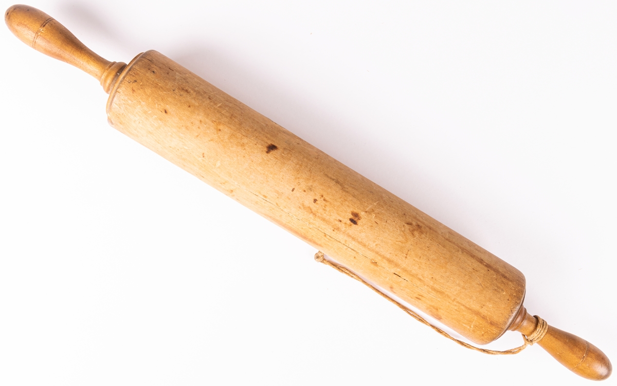 Brödkavel av björk med svarvade profilerade handtag.