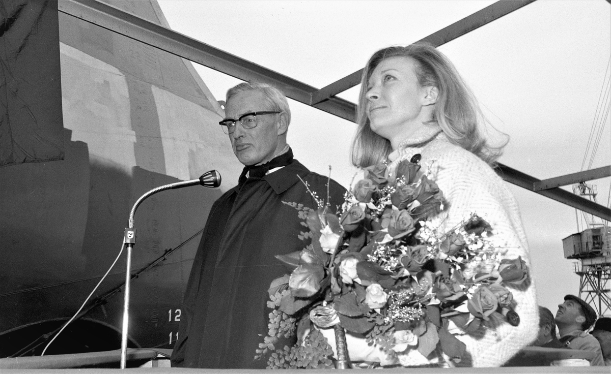 Stabelavløp "Androi". Stor folkemengde tilstede ved sjøsettingen. Bilder fra lunsjen etterpå og festen på kvelden. Bestilt av H.M.V.