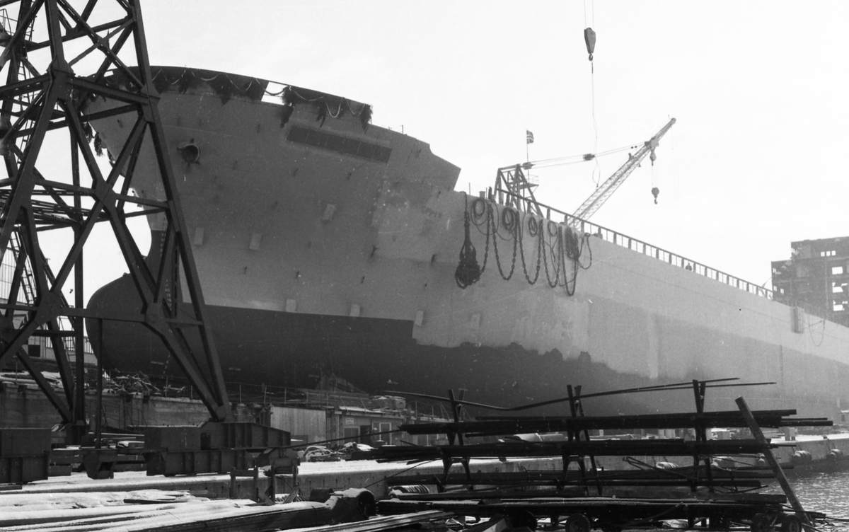 Stabelavløpning. M/S "Vestland".  Døp og sjøsetting. Publikum og orkester. Selskapet etterpå. Bestilt av H.M.V.