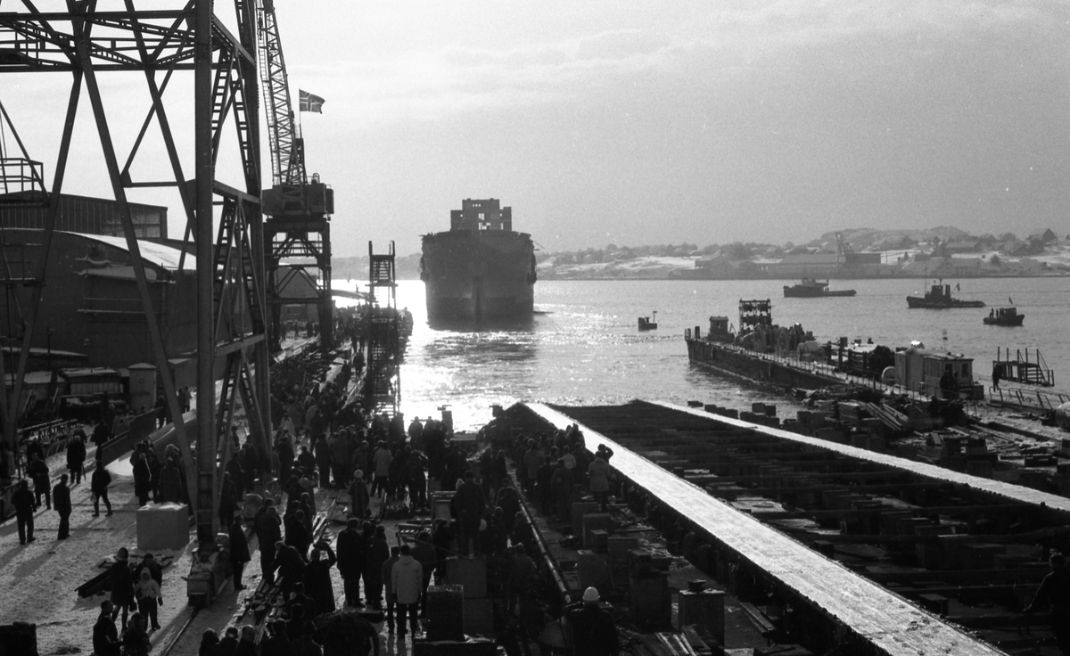Stabelavløpning. M/S "Vestland".  Døp og sjøsetting. Publikum og orkester. Selskapet etterpå. Bestilt av H.M.V.