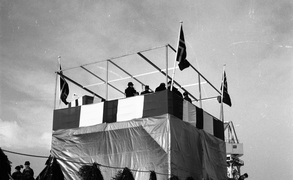 Stabelavløpning. M/S "Vestland".  Døp og sjøsetting. Publikum og orkester. Selskapet etterpå. Bestilt av H.M.V.