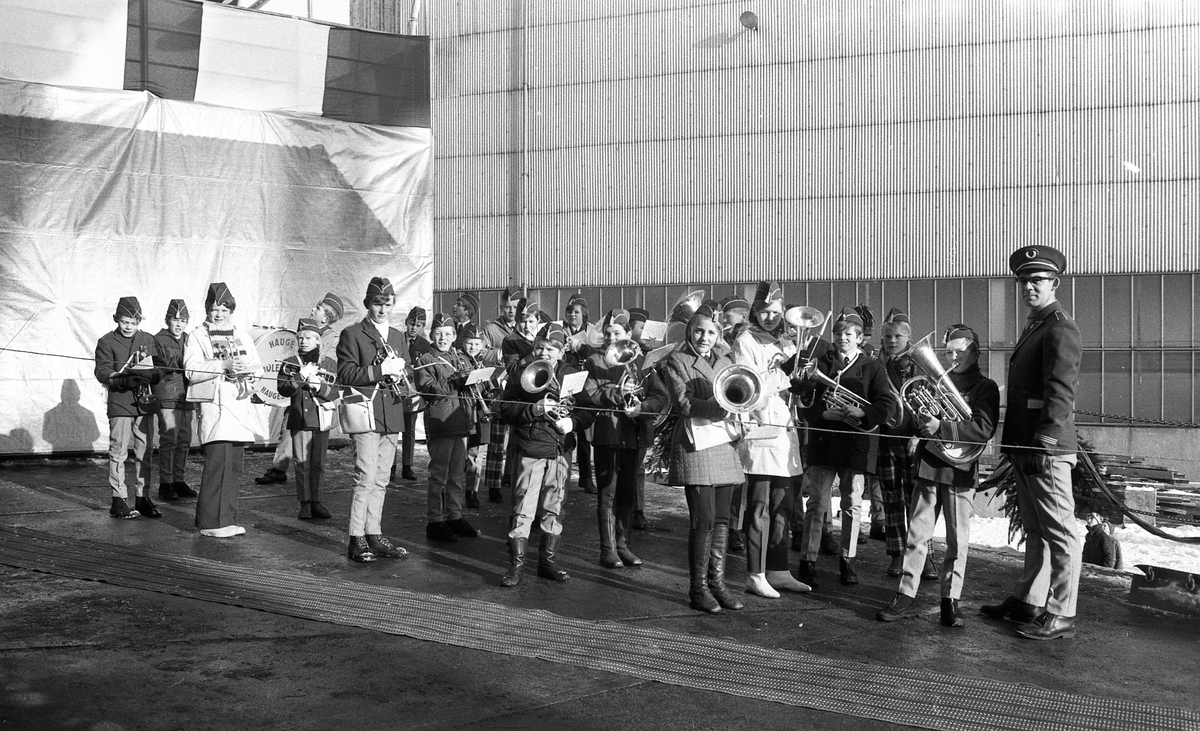 Stabelavløpning. M/S "Vestland".  Døp og sjøsetting. Publikum og orkester. Selskapet etterpå. Bestilt av H.M.V.
