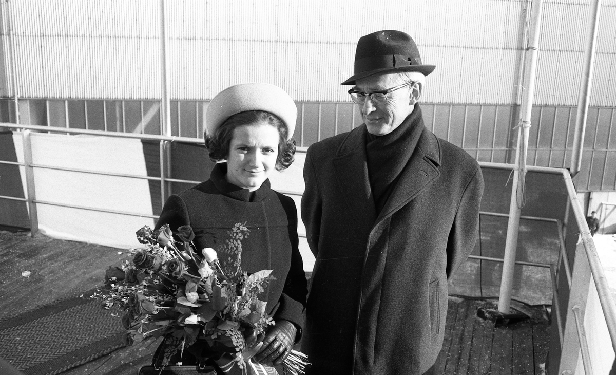 Stabelavløpning. M/S "Vestland".  Døp og sjøsetting. Publikum og orkester. Selskapet etterpå. Bestilt av H.M.V.