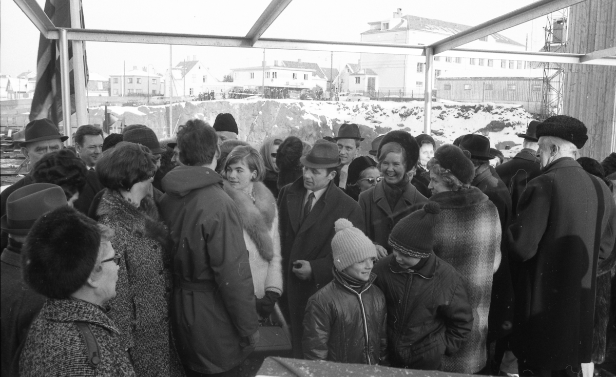 Stabelavløpning. M/S "Vestland".  Døp og sjøsetting. Publikum og orkester. Selskapet etterpå. Bestilt av H.M.V.