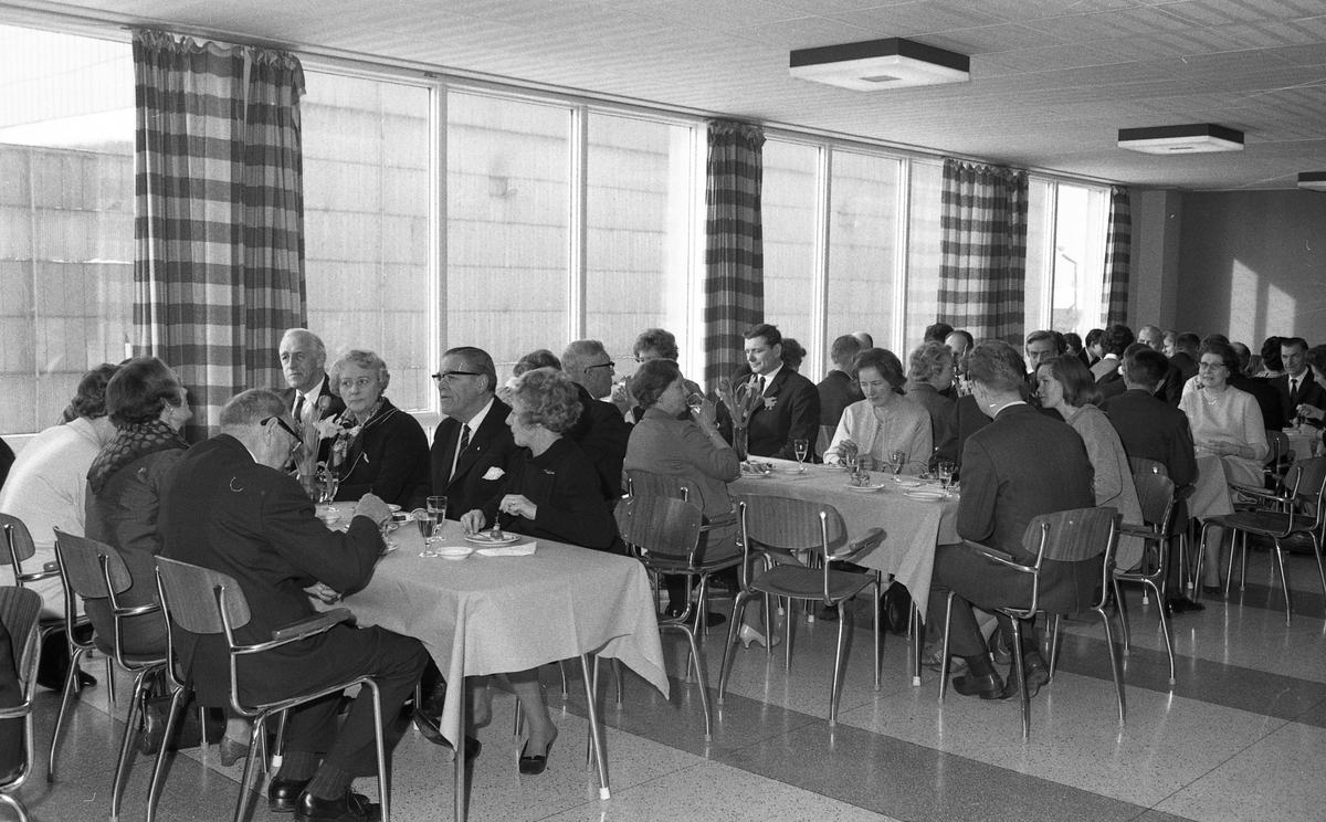 Stabelavløpning. M/S "Vestland".  Døp og sjøsetting. Publikum og orkester. Selskapet etterpå. Bestilt av H.M.V.