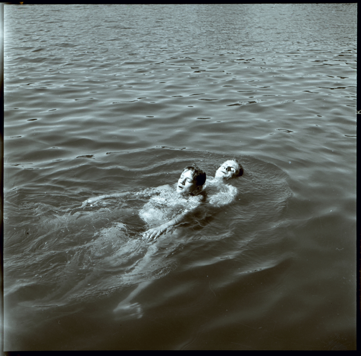 Orig. text: Sv. Livräddningssällskapet, Tinnerbäcksbadet.

Tinnerbäcksbadet öppnades den 19 juni 1938. Anläggningens slutliga utformning skapades av stadsarkitekten Sten Westholm. Den tidstypiska entré-, omklädnads- och restaurangbyggnaden är i stort ännu orörd sedan den uppfördes. Den drivande politiska kraften bakom badet var köpmannen Axel Brunsjö. I vissa kretsar kallades badet för Brunsjön, efter köpmannens stora engagemang för badet och som senare kom att bli badets föreståndare.