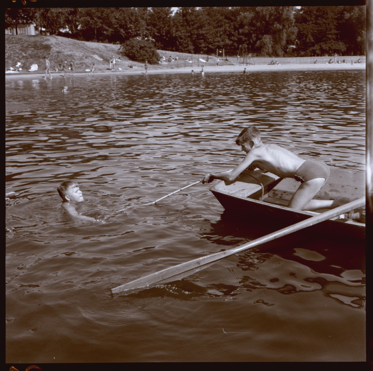 Orig. text: Sv. Livräddningssällskapet, Tinnerbäcksbadet.

Tinnerbäcksbadet öppnades den 19 juni 1938. Anläggningens slutliga utformning skapades av stadsarkitekten Sten Westholm. Den tidstypiska entré-, omklädnads- och restaurangbyggnaden är i stort ännu orörd sedan den uppfördes. Den drivande politiska kraften bakom badet var köpmannen Axel Brunsjö. I vissa kretsar kallades badet för Brunsjön, efter köpmannens stora engagemang för badet och som senare kom att bli badets föreståndare.