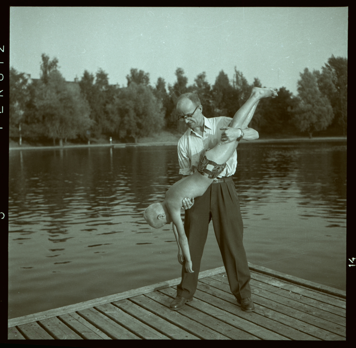 Orig. text: Sv. Livräddningssällskapet, Tinnerbäcksbadet.

Tinnerbäcksbadet öppnades den 19 juni 1938. Anläggningens slutliga utformning skapades av stadsarkitekten Sten Westholm. Den tidstypiska entré-, omklädnads- och restaurangbyggnaden är i stort ännu orörd sedan den uppfördes. Den drivande politiska kraften bakom badet var köpmannen Axel Brunsjö. I vissa kretsar kallades badet för Brunsjön, efter köpmannens stora engagemang för badet och som senare kom att bli badets föreståndare.