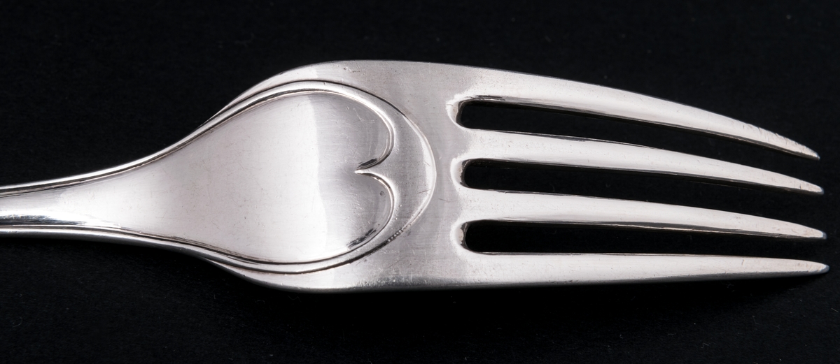 36 stycken matgafflar av silver. Linjeartat ornament på skaftet. Gammelfransk modell.
Stämplad: Möllenborg D7 Kontrollstämpel, Sthlm.
Monogram: PE