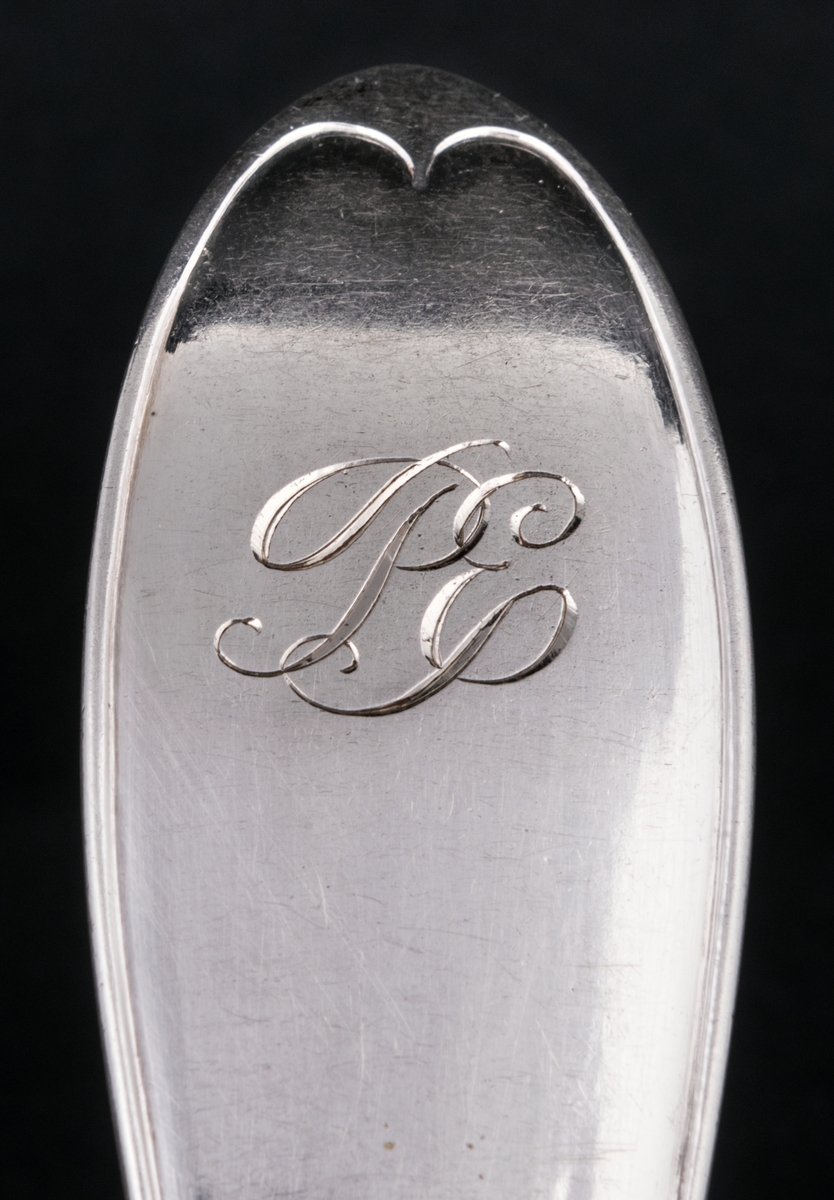 36 stycken matgafflar av silver. Linjeartat ornament på skaftet. Gammelfransk modell.
Stämplad: Möllenborg D7 Kontrollstämpel, Sthlm.
Monogram: PE