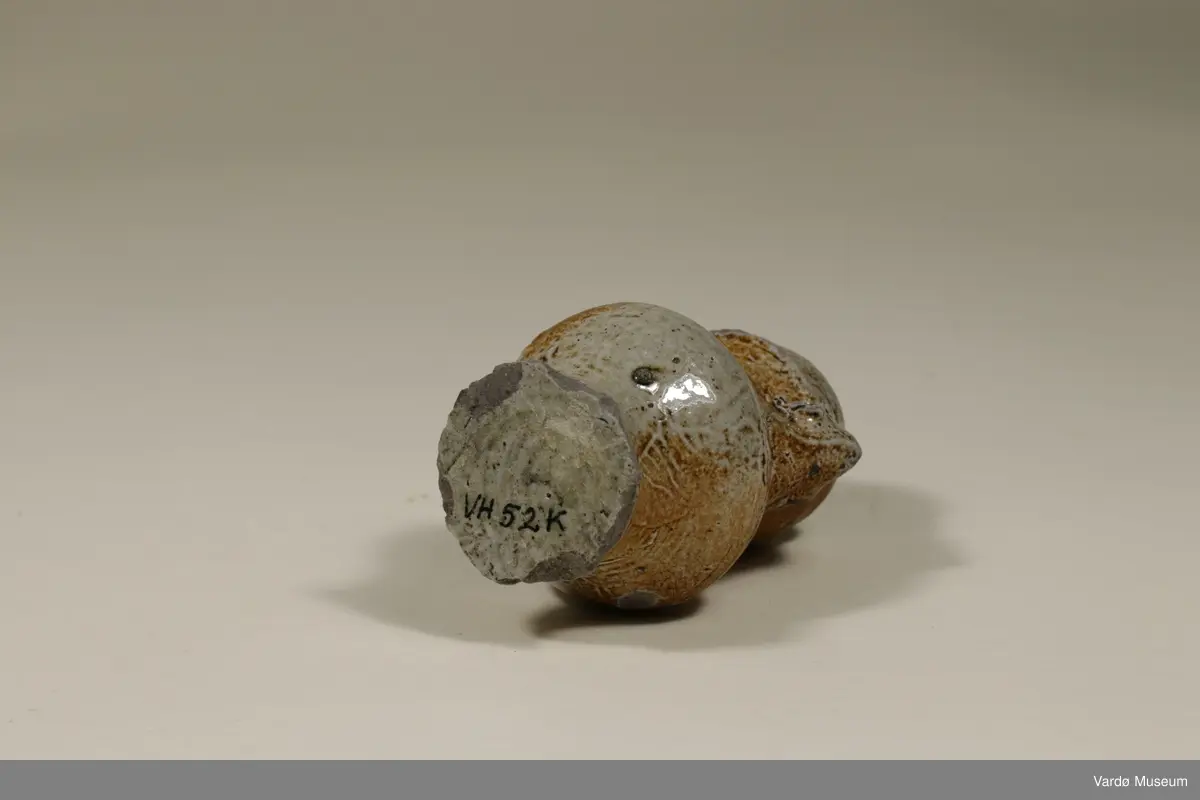 Spinnekrukke av tysk fabrikat. Tuten er knust. Krukken ble funnet i Brodtkorbgaten  i Vardø. krukken er fra 1400-tallet. 