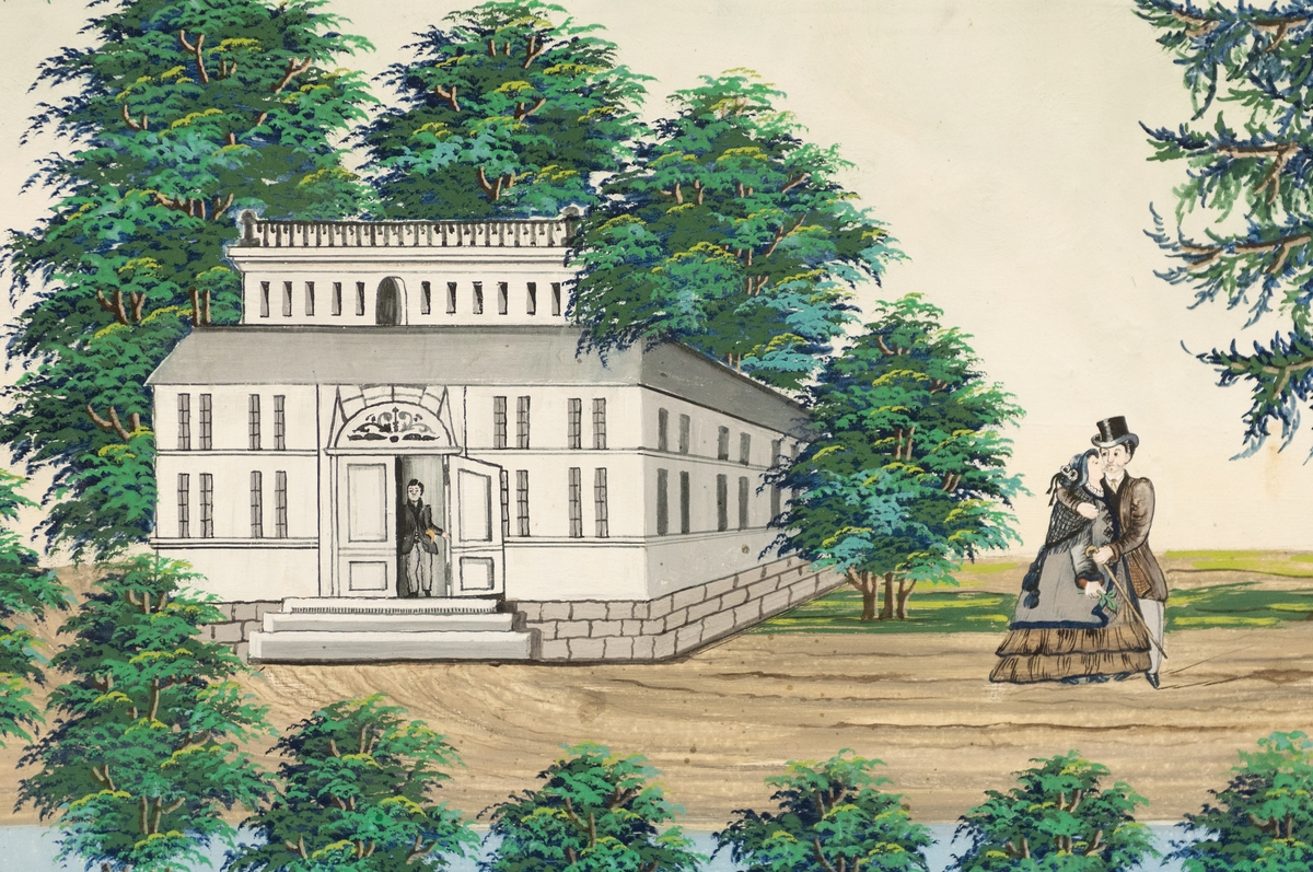 Del av väggmålning. Limfärg på papp. Pilastrar och målat väggfält.
Ett par framför herrgård iförd 1850-talsklädsel.