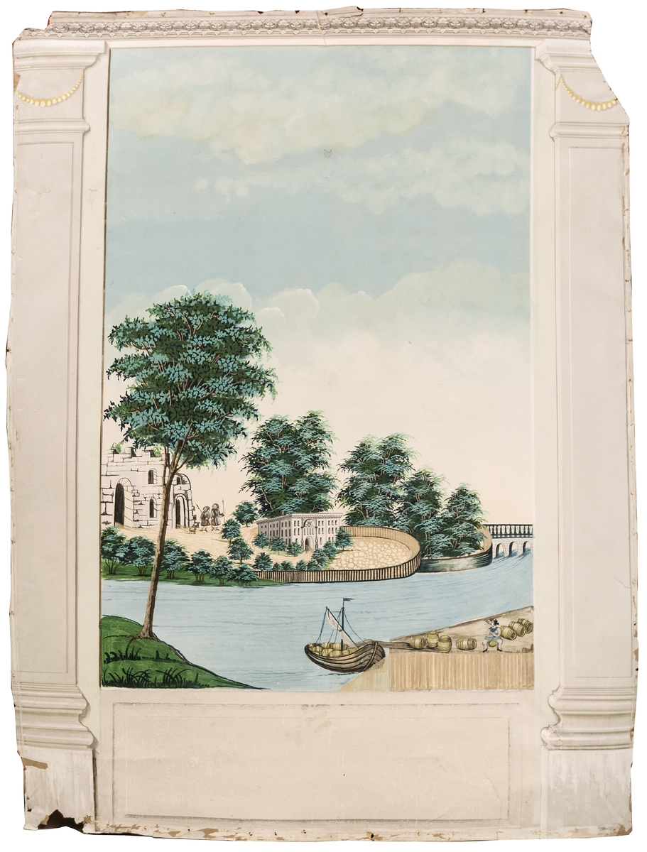 Del av väggmålning. Limfärg på papp. Två pilastrar och målat väggfält. Holme med slott, hamn med skepp och tunnor samt en rökande man. Två soldater och en hund.