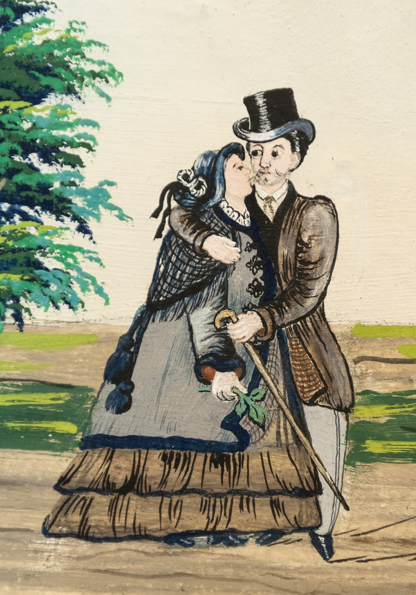 Del av väggmålning. Limfärg på papp. Pilastrar och målat väggfält.
Ett par framför herrgård iförd 1850-talsklädsel.