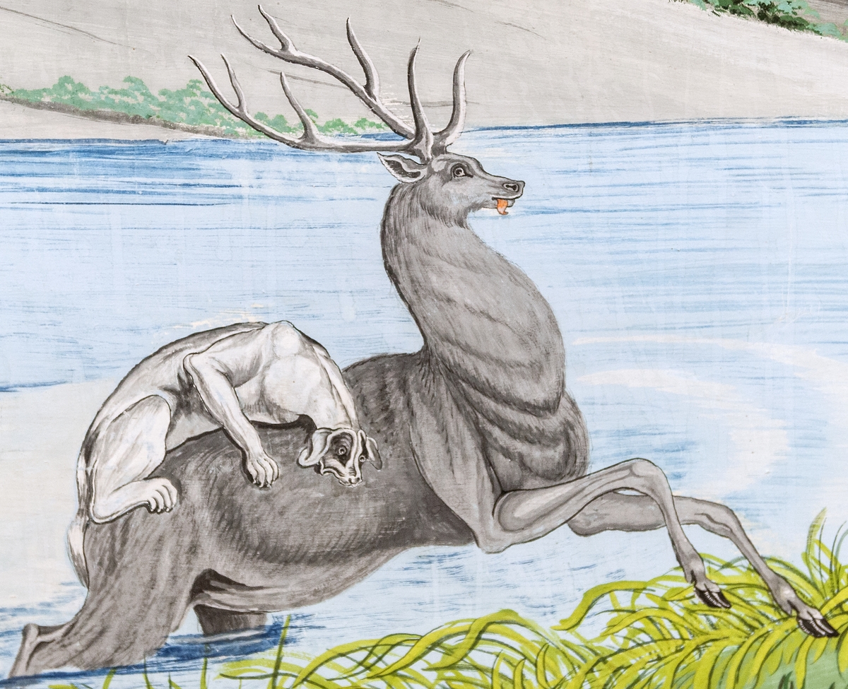 Del av väggmålning. Limfärg på papp. Två pilastrar och målat väggfält. Jaktscen med hundar som förföljer en hjort samt man till häst på berghällar i bakgrunden.