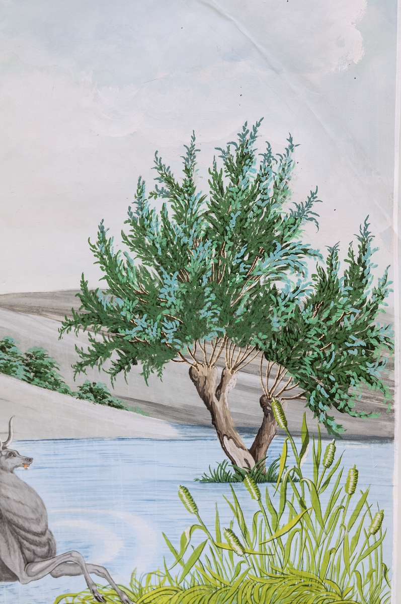 Del av väggmålning. Limfärg på papp. Två pilastrar och målat väggfält. Jaktscen med hundar som förföljer en hjort samt man till häst på berghällar i bakgrunden.