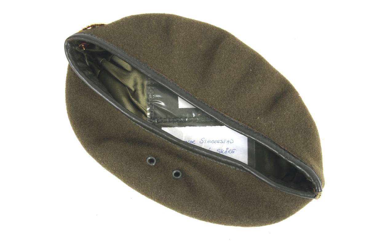 Militærgrønn beret kantet med lær og med kongemerket (H5) i front..