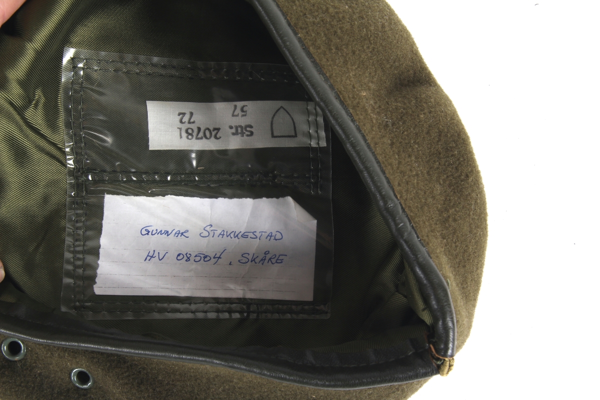 Militærgrønn beret kantet med lær og med kongemerket (H5) i front..