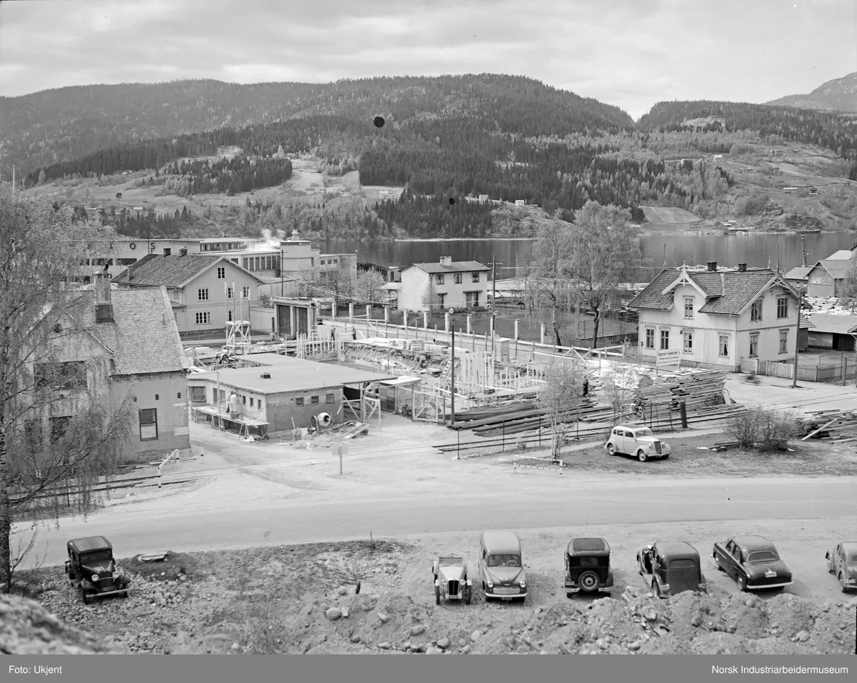Kontorbygget og den nye portvakta under bygging. Jernbanestasjonen til venstre. Til høyre Hydros gamle kontorbygning. 