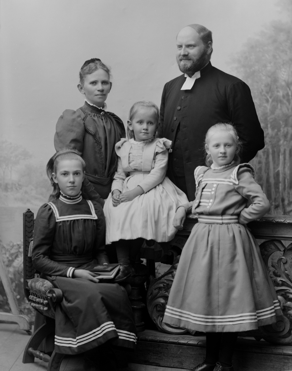 Porträttfotografi föreställande familjen Hasselberg.

Personer på bilden:
Carl Gustaf Hasselberg, kyrkoherde från Örtomta
Hilma f Sjögren, Hasselberg

Uppgifter saknas på barnens namn.

Fotograferad i Maria Teschs ateljé som fanns i Linköping åren 1873 - 1936. 

Digitaliserad efter original glasnegativ som förvaras på Stiftsbiblioteket /Linköpings stadsbibliotek.