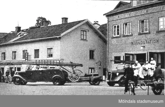 Brandkåren (Viktualieföreningens affär) vid Kvarnbygatan (idag: Gamla torget 41), 1930-tal. Avfotograferad ur "Mölndal 1922 - 1947".