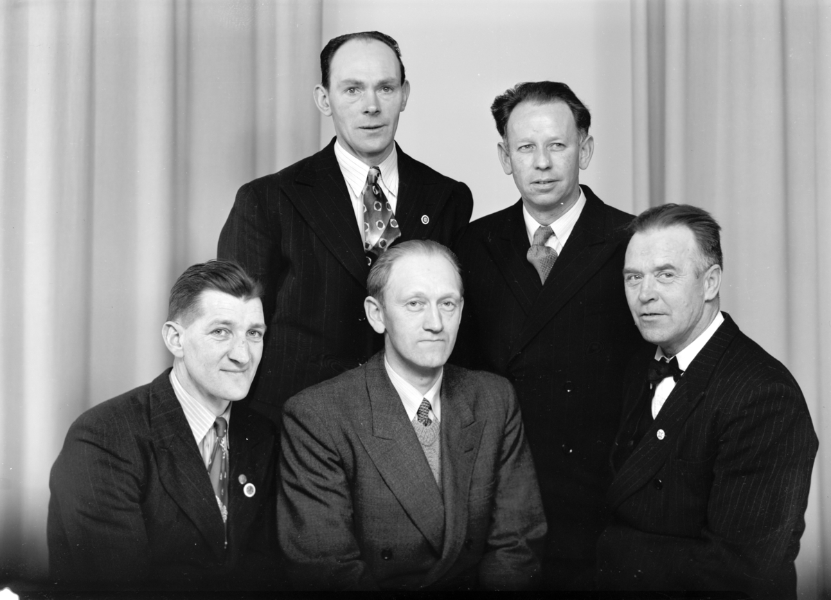 Brumunddal Arbeidermannskor, styret. F.v. Olav Gran, Olaf Mathisen, Asbjørn Rønningen, Erik Bjertnes, Birger Bækkevold. Styret i jubileumsåret.