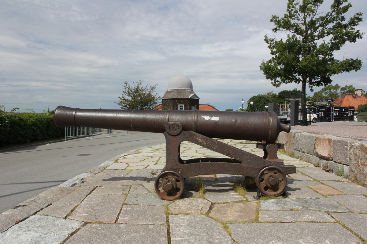 6-pundig kanon, Aschlings modell, med lavett. Kanonen är försedd med bruksmärket "H" på den ena axeltappen, fyra släta band runt eldröret och inskription på bakre ovansida av eldröret vid fänghålet. Kursör saknas. Se övrig information.