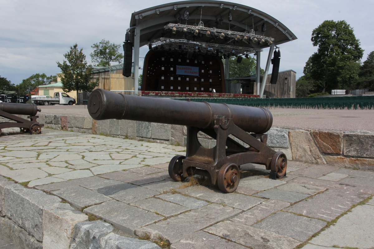 6-pundig kanon, Aschlings modell, med lavett. Kanonen är försedd med bruksmärket "H" på den ena axeltappen, fyra släta band runt eldröret och inskription på bakre ovansida av eldröret vid fänghålet. Kursör saknas. Se övrig information.