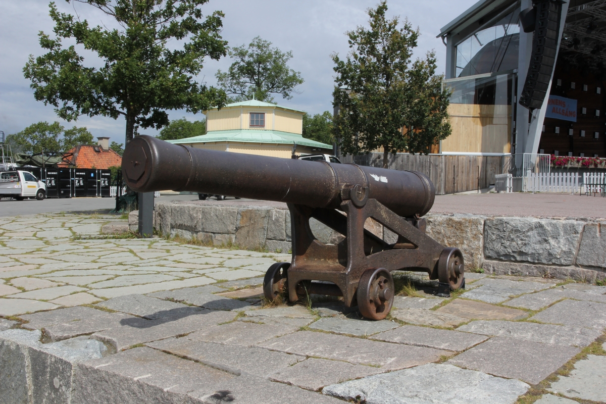 6-pundig kanon, Aschlings modell, med lavett. Kanonen är försedd med bruksmärket "H" på den ena axeltappen, fyra släta band runt eldröret och inskription på bakre ovansida av eldröret vid fänghålet. Kursör saknas. Se övrig information.