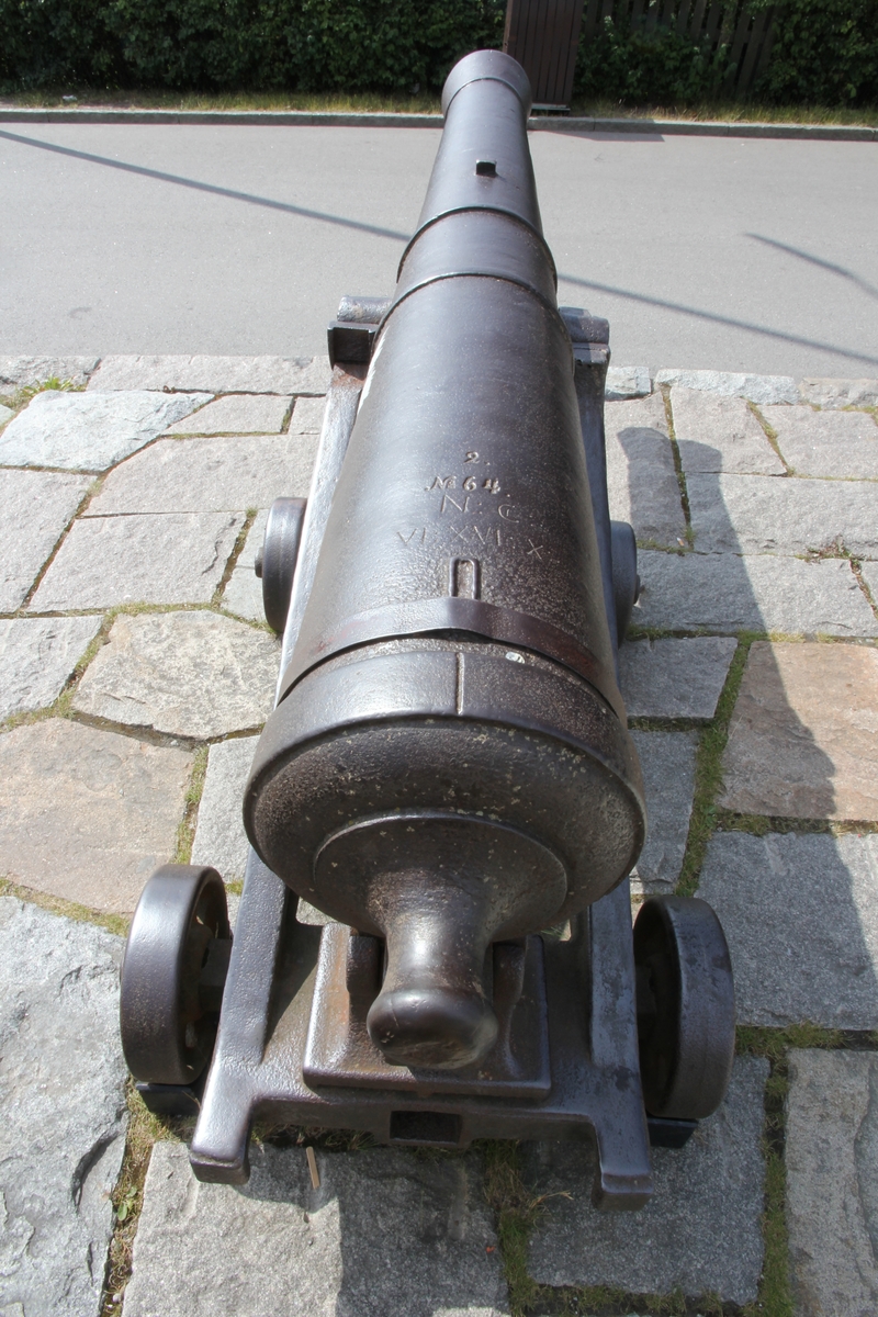 6-pundig kanon, Aschlings modell, med lavett. Kanonen är försedd med bruksmärket "H" på den ena axeltappen, fyra släta band runt eldröret och inskription på bakre ovansida av eldröret vid fänghålet. Kursör saknas. Se övrig information.