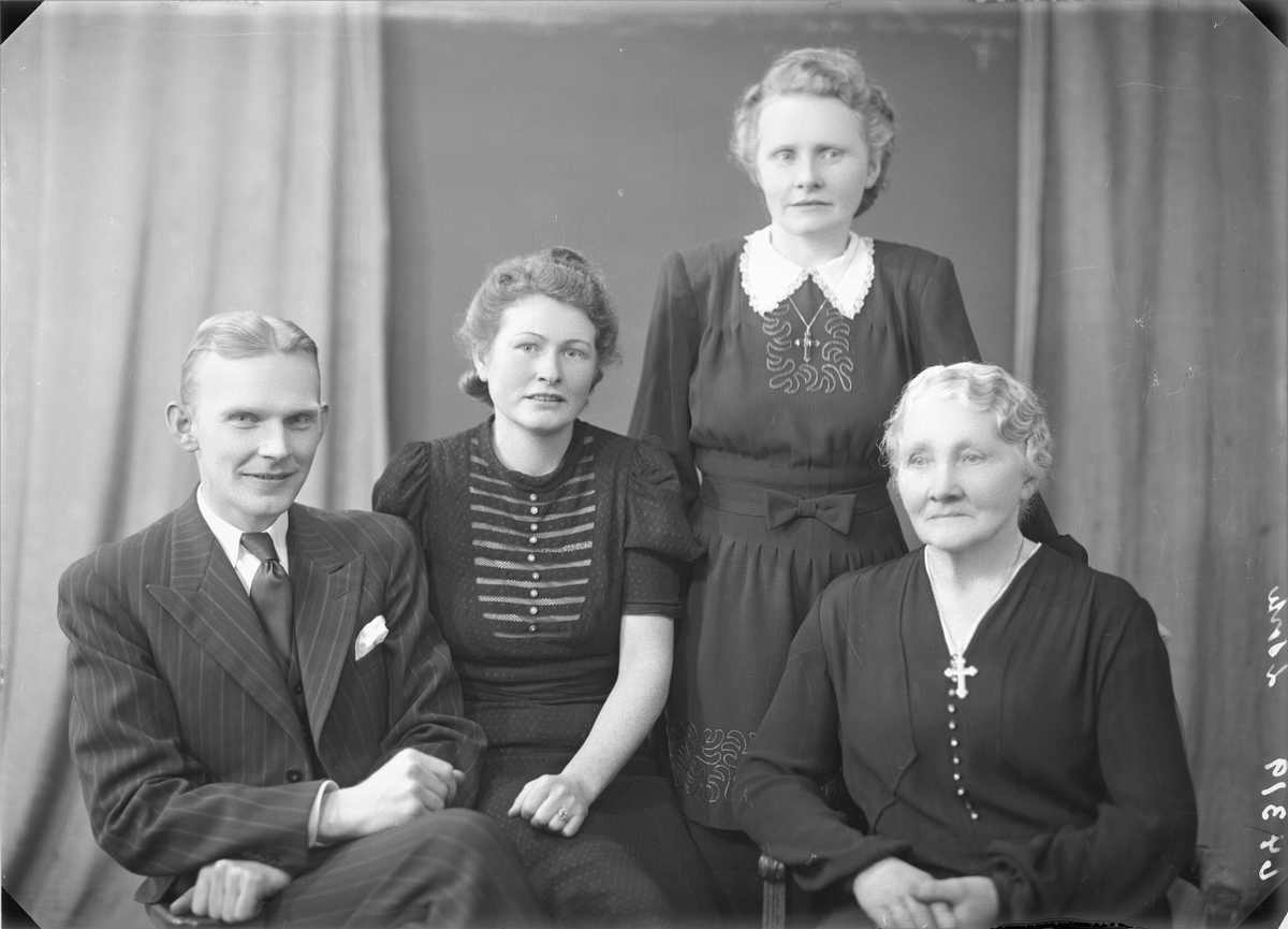 Portrett. To foto med lyshåret eldre kvinne i mørk kjole med perleknapper i front. Kors om halsen. Gruppebilde. Familiegruppe på fire. Fire foto med ung lyshåret mann i mørk stripet dress, mørk vest, hvit skjorte og mørkt slips, ung mørkblond kvinne i mørk mønstret kjole med hvite striper og hvite knapper i front, ung mørkblond kvinne i mørk kjole med broderinger i front og hvt krage. Lyshåret eldre kvinne i mørk kjole med perleknapper i front. Kors om halsen. Bestilt av Fru Serine Dybdal Henriksen.