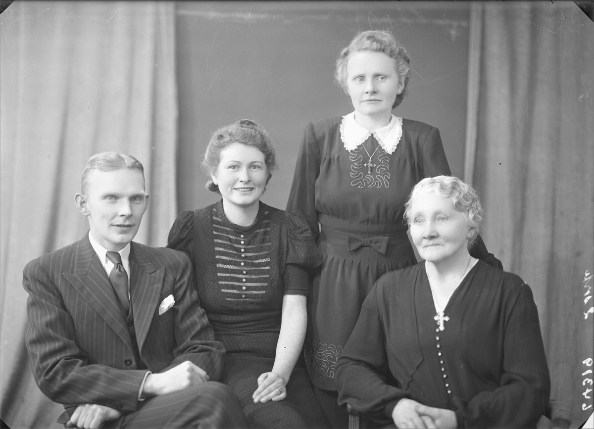 Portrett. To foto med lyshåret eldre kvinne i mørk kjole med perleknapper i front. Kors om halsen. Gruppebilde. Familiegruppe på fire. Fire foto med ung lyshåret mann i mørk stripet dress, mørk vest, hvit skjorte og mørkt slips, ung mørkblond kvinne i mørk mønstret kjole med hvite striper og hvite knapper i front, ung mørkblond kvinne i mørk kjole med broderinger i front og hvt krage. Lyshåret eldre kvinne i mørk kjole med perleknapper i front. Kors om halsen. Bestilt av Fru Serine Dybdal Henriksen.